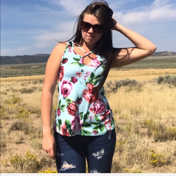 Boutique Tops - << Pretty as a Rose Criss Cross Front Mint Tank >>